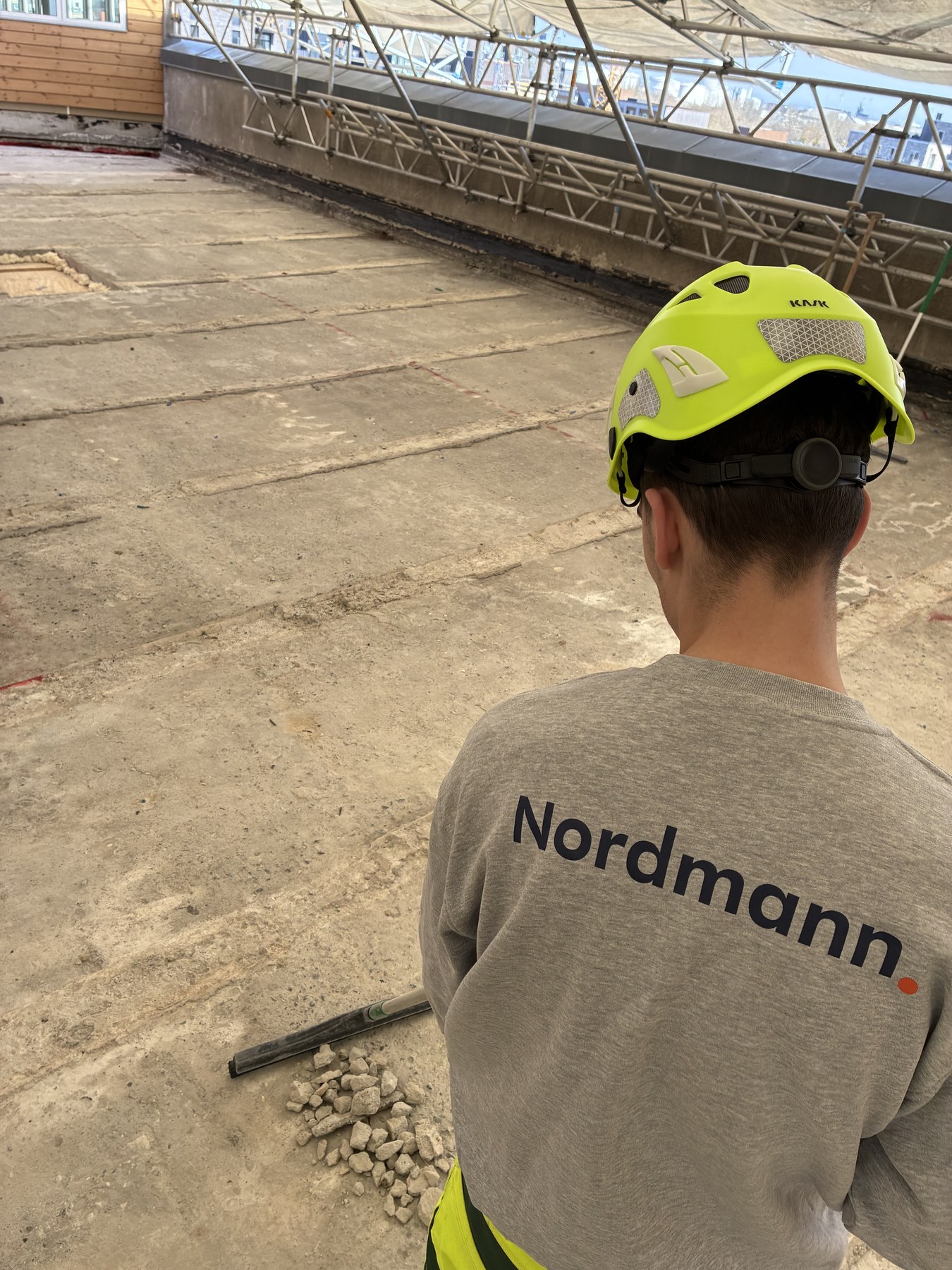 Nordmann-medarbejder på byggeplads med hjelm og sikkerhedsudstyr